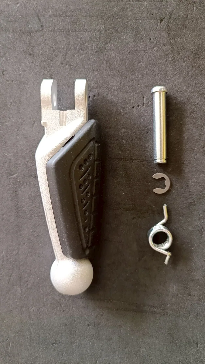 พักเท้าหน้าขวา Benelli (สีเงิน)