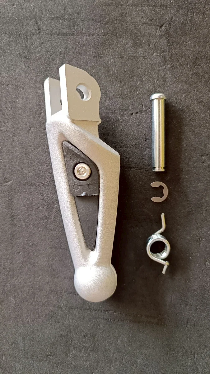 พักเท้าหน้าขวา Benelli (สีเงิน)