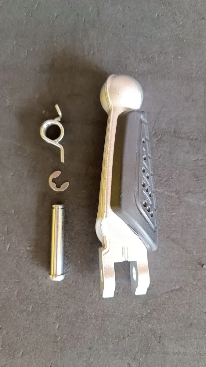 พักเท้าหน้าซ้าย Benelli (สีเงิน)