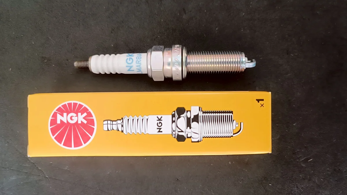(f)หัวเทียน NGK LMAR8A-9