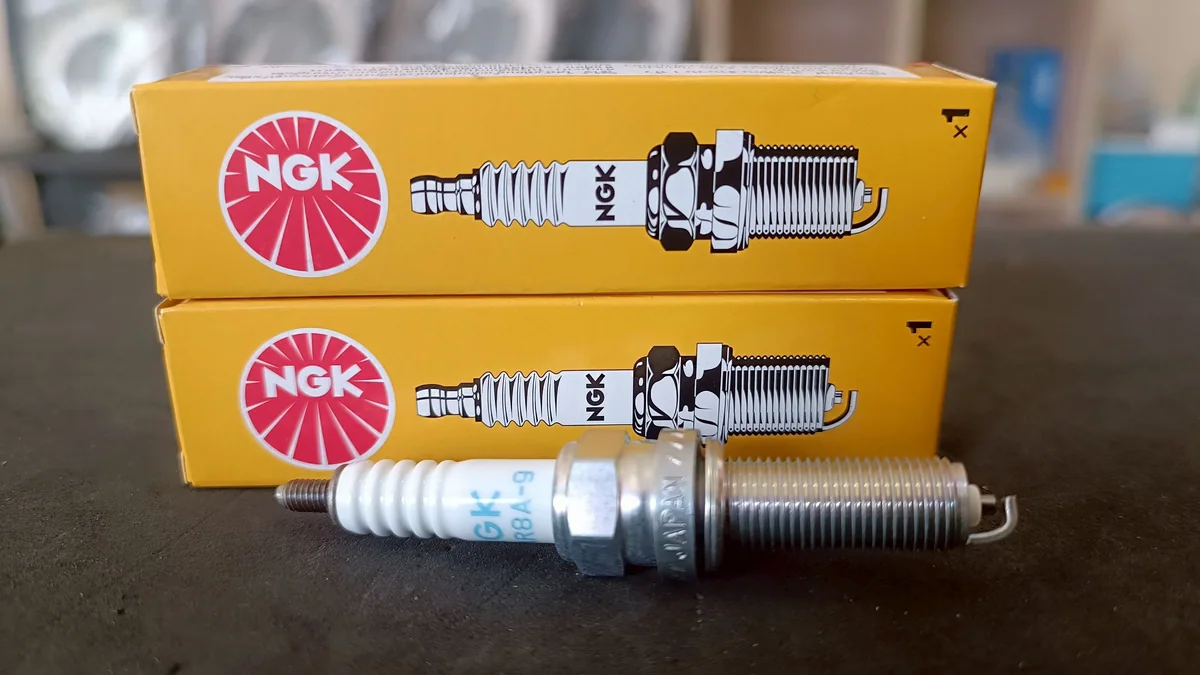 (f)หัวเทียน NGK LMAR8A-9